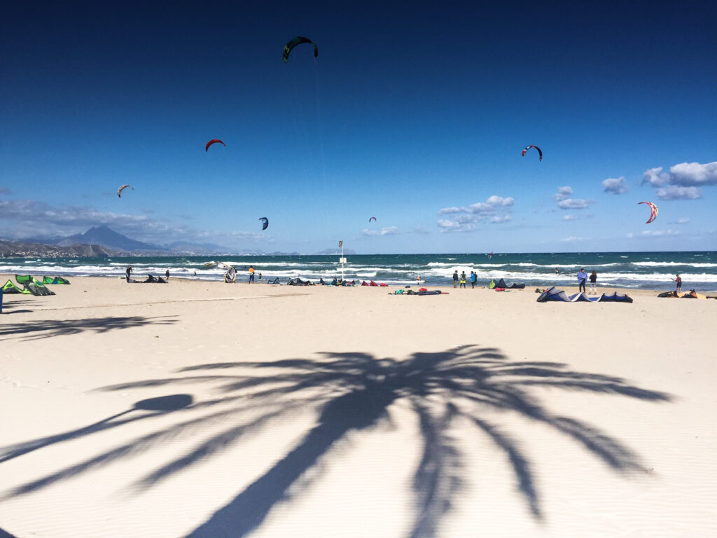 Kitesurf en la playa de Muchavista