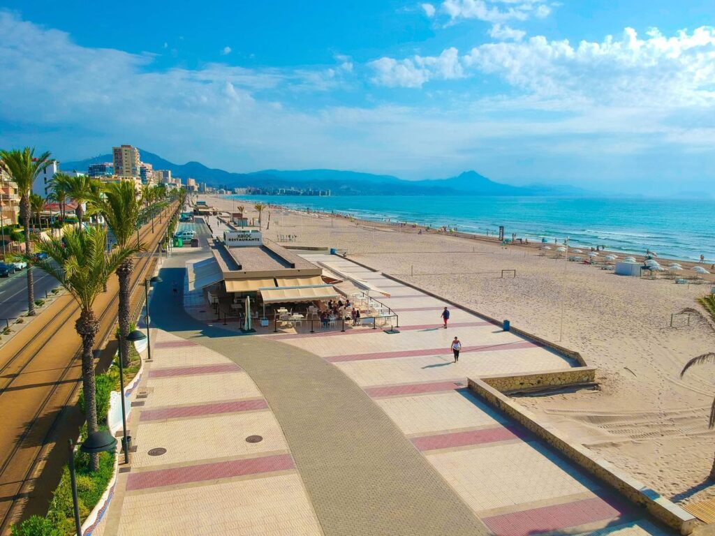 Playa de Muchavista desde el Restaurante Xaloc