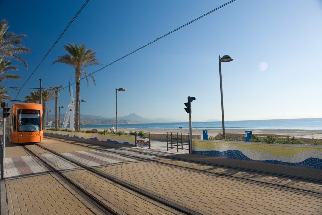 TRAM El campello-Alicante a su paso por la playa de Muchavista