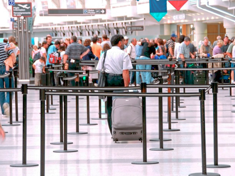 Postes separadores aeropuertos. Imagen vía SPINTEGRALES